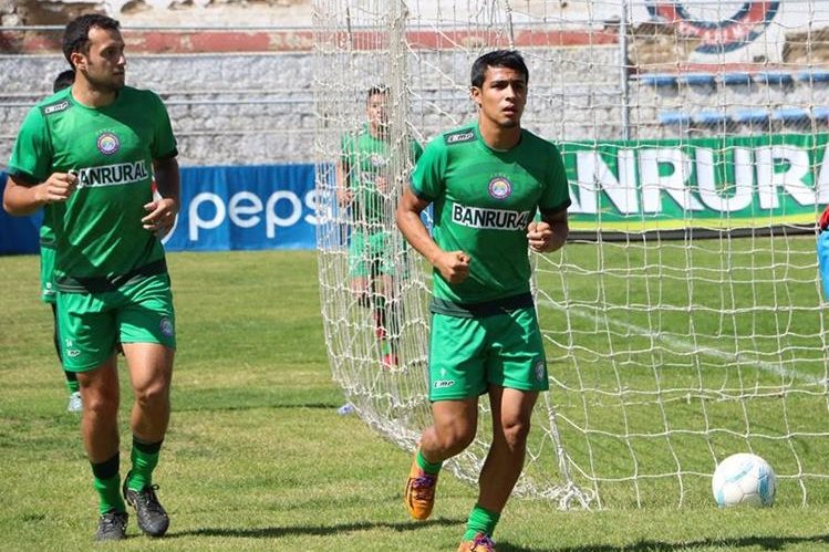 El delantero Luis Martínez (derecha) volvió a jugar en la Liga Nacional con Guastatoya después de una prolongada ausencia por una lesión. Su último equipo fue Xelajú MC. (Foto Prensa Libre: Hemeroteca PL)
