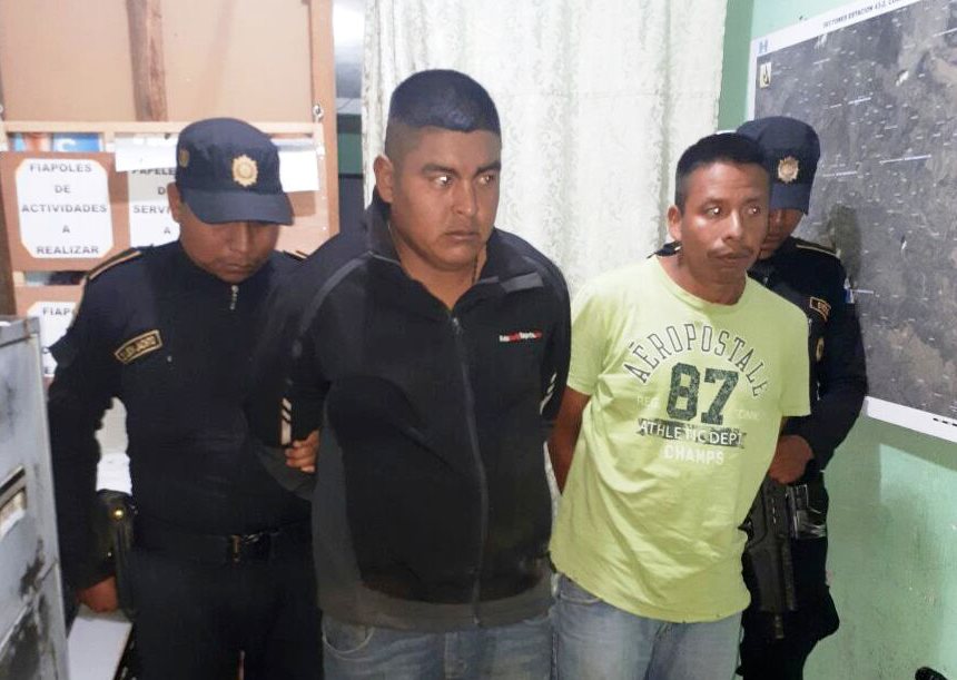 Mario López Vásquez y Arturo López son trasladados a la cárcel de la cabecera de Huehuetenango. (Foto Prensa Libre: Mike Castillo)