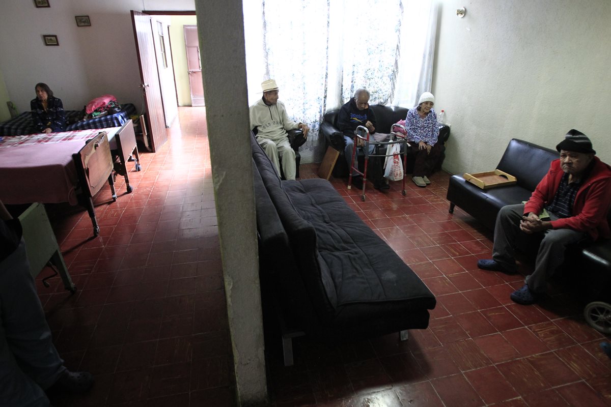 Propietarios del inmueble han tratado de desalojar a los ancianos.(Foto Prensa Libre: Carlos Ovalle)