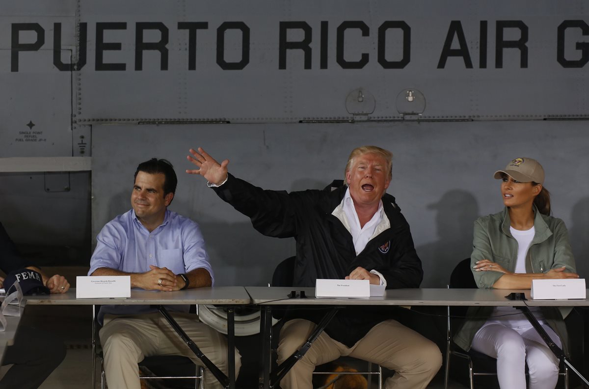 Trump hace reclamos sobre presupuesto en Puerto Rico junto al gobernador Ricardo Rosseló y su esposa Melania. (Foto Prensa Libre: EFE)