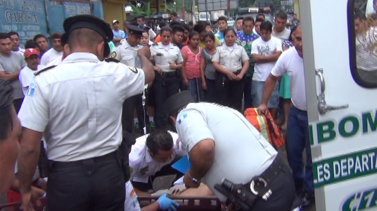 Mauricio Ayala, quien laboraba como guardia de seguridad en el domicilio del alcalde Luis Galindo, fue atacado a balazos por dos sujetos que viajaban en una motocicleta. (Foto Prensa Libre: Rolando Miranda)