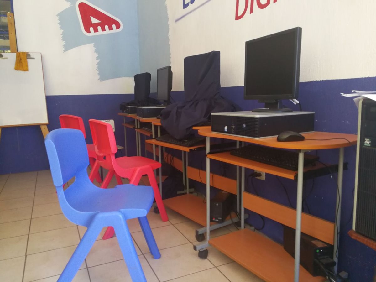Roban computadoras de escuela