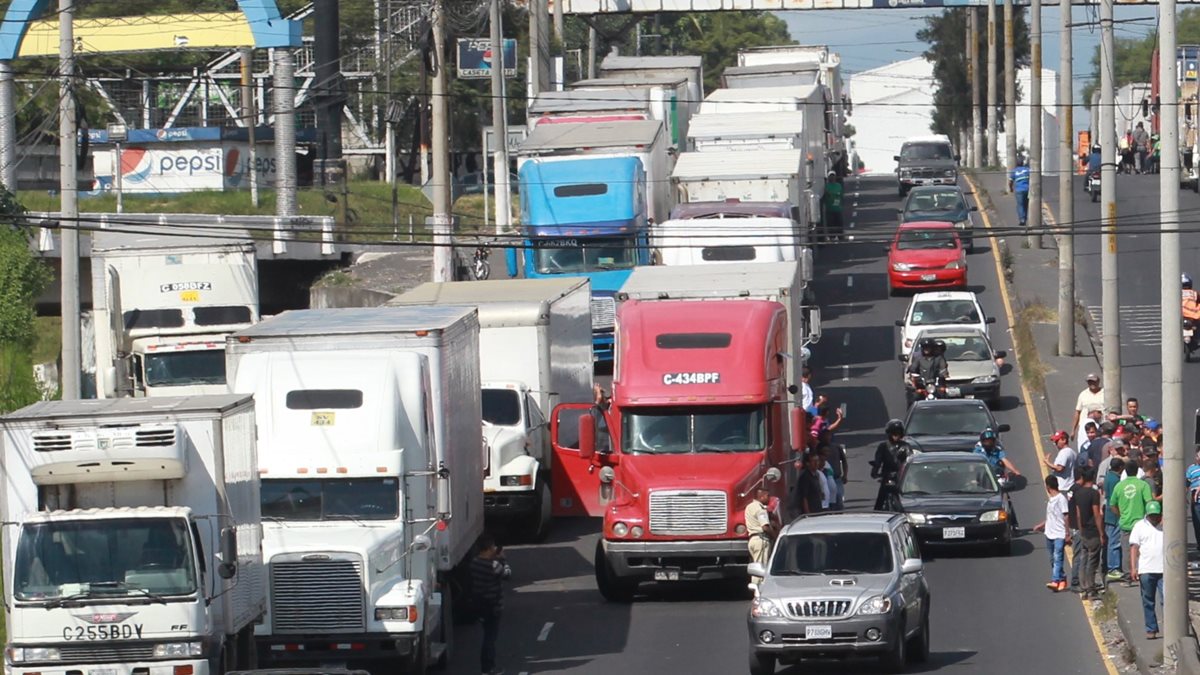 El transporte pesado en Villa Canales será restringido en horas pico a partir de este 15 de noviembre. (Foto Prensa Libre: Hemeroteca)