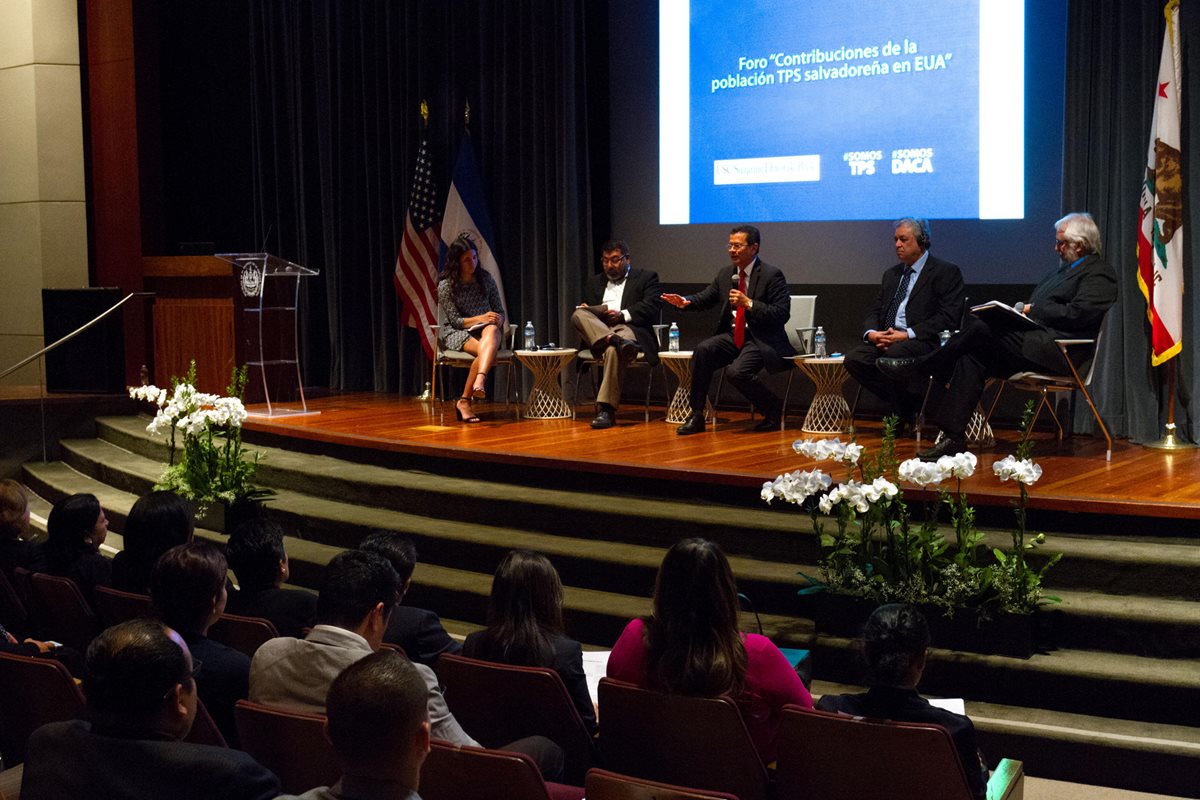 Hugo Martínez, canciller salvadoreño (c), habla en una reunión con activistas y beneficiarios de TPS en Los Ángeles. (EFE)-