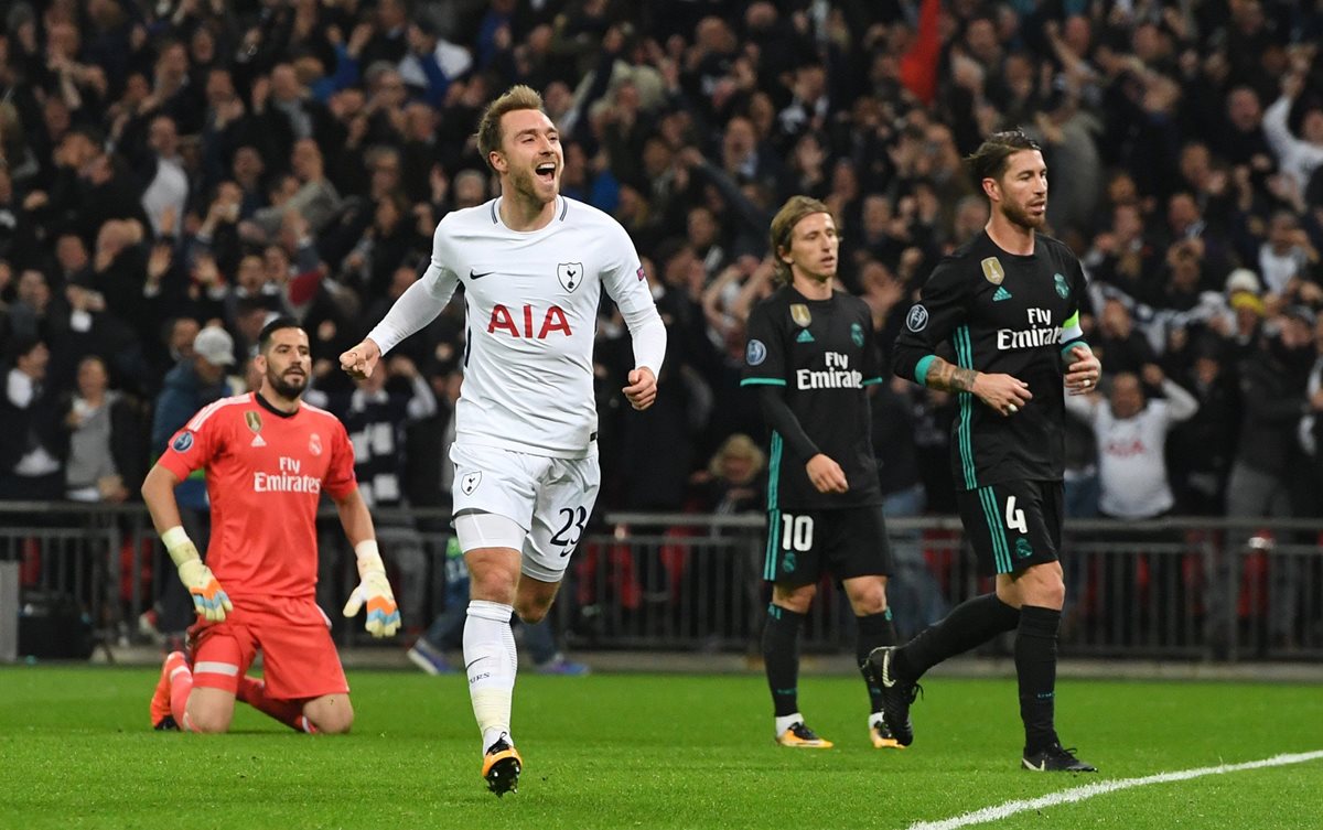 Christian Eriksen (c) de Tottenham celebra la anotación de un gol hoy, durante un partido entre Tottenham Hotspur y Real Madrid. (Foto Prensa Libre: EFE)