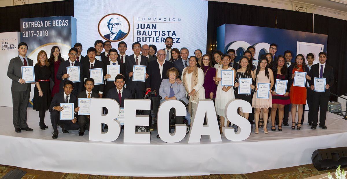 Los 25 becados junto a representantes de la Fundación Juan Bautista Gutiérrez. (Foto Prensa Libre: Cortesía)