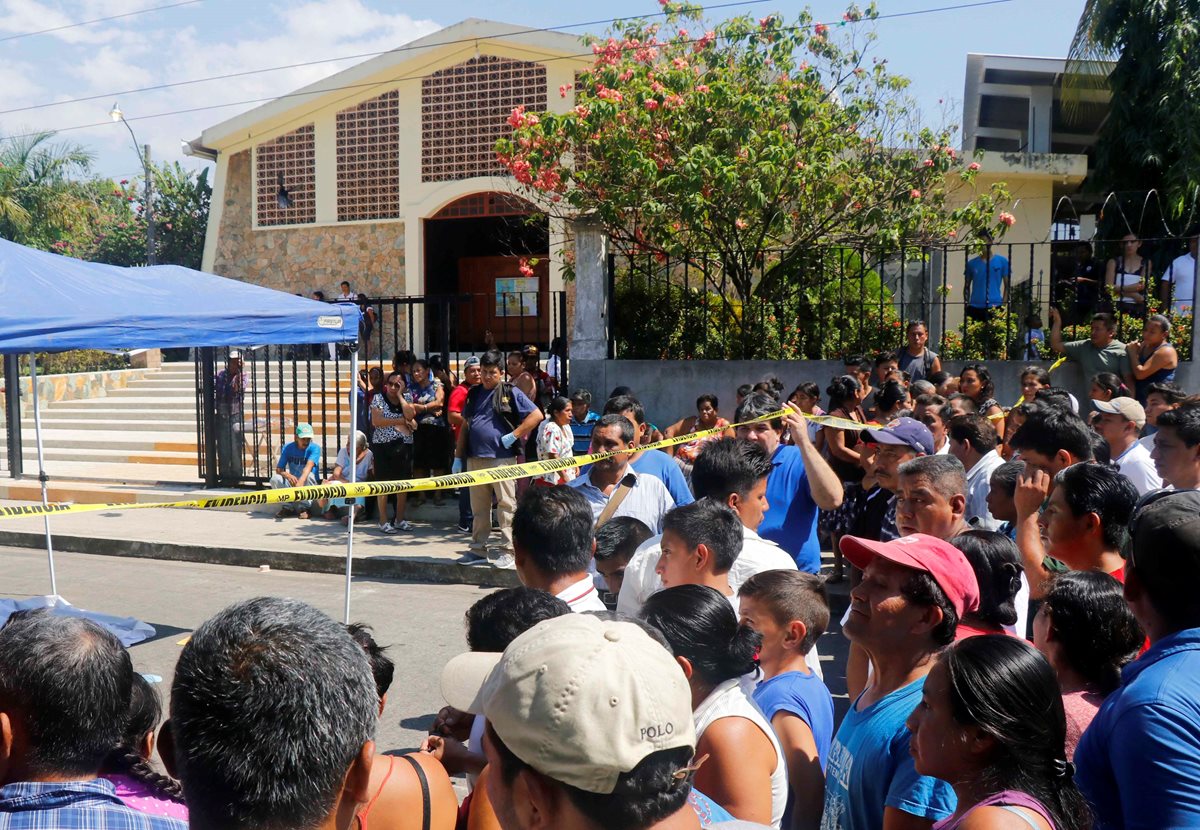 Curiosos permanecen en el lugar de la tragedia, en Nuevo San Carlos, Retalhuleu. (Foto Prensa Libre: Rolando Miranda).