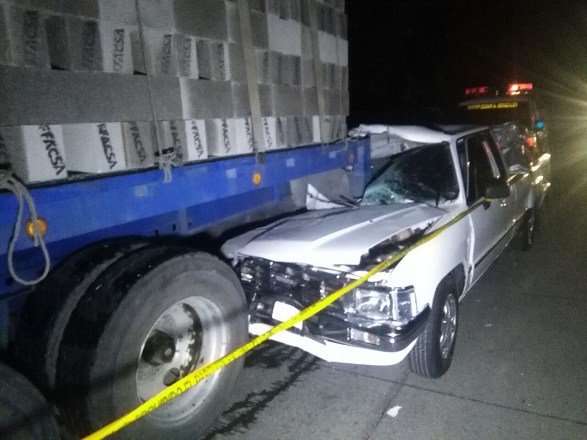 El piloto del picop perdió el control del volante y chocó contra el camión que estaba estacionado. (Foto Prensa Libre: Ángel Julajuj)