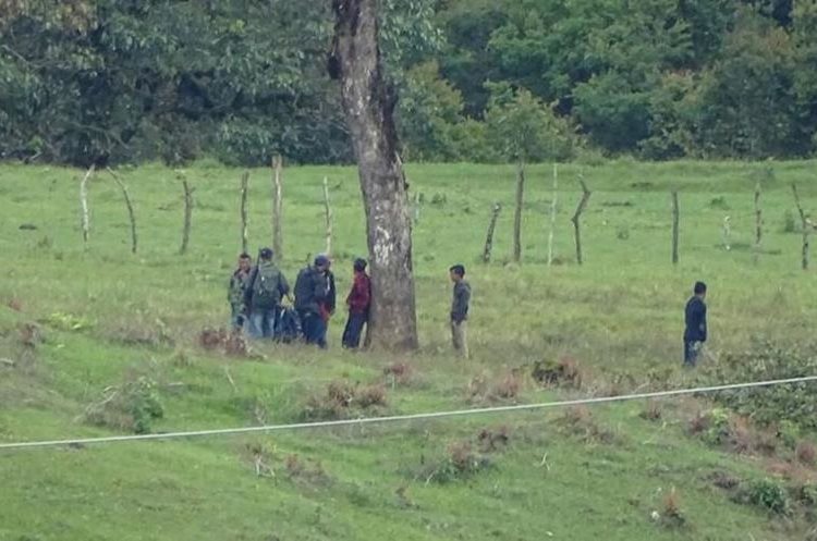 Los supuestos manifestantes intentaron emboscar a los policías el lunes último. (Foto Prensa Libre: Cortesía PNC)