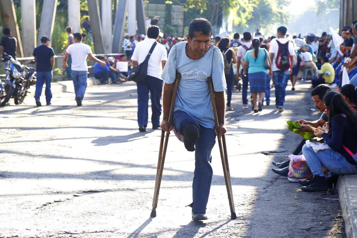 Daniel Antonio Cordero, de 52 años, se dirigía a Retalhuleu y fue uno de los miles de afectados por los bloqueos en carreteras. (Foto Prensa Libre: Rolando Miranda)
