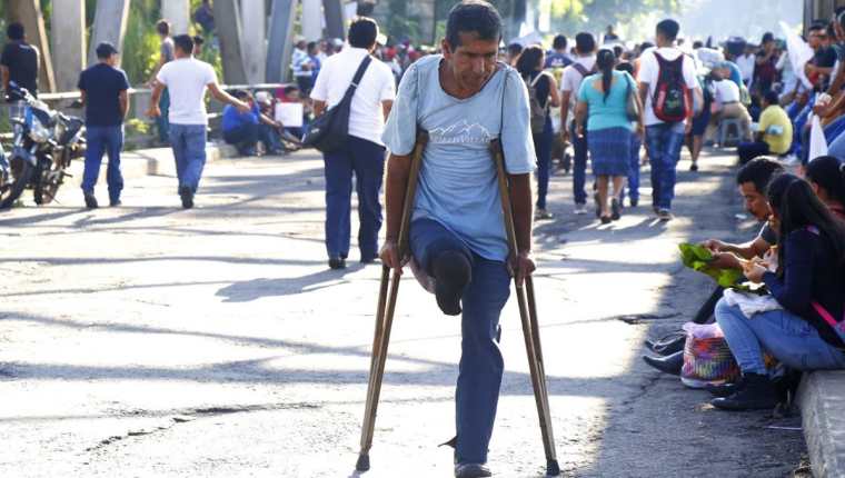 Daniel Antonio Cordero, de 52 años, se dirigía a Retalhuleu y fue uno de los miles de afectados por los bloqueos en carreteras. (Foto Prensa Libre: Rolando Miranda)
