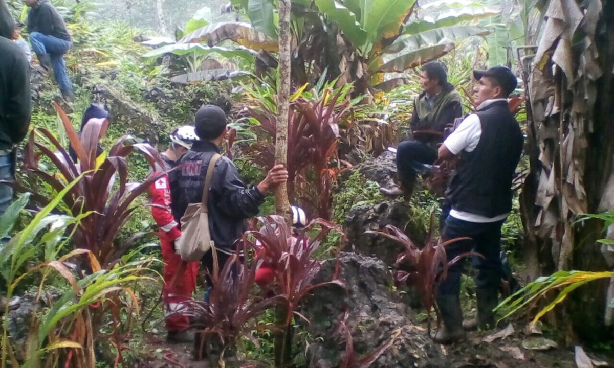 Buscan a persona que cayó en barranco