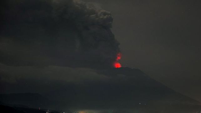 Volcán Agung registra actividad volcánica. (Foto Prensa Libre: EFE)
