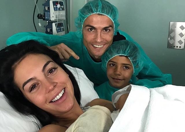 Cristiano Ronaldo junto a su novia Georgina Rodríguez, Cristiano Junior y su pequeña hija recién nacida. (Foto Prensa Libre: Twitter)