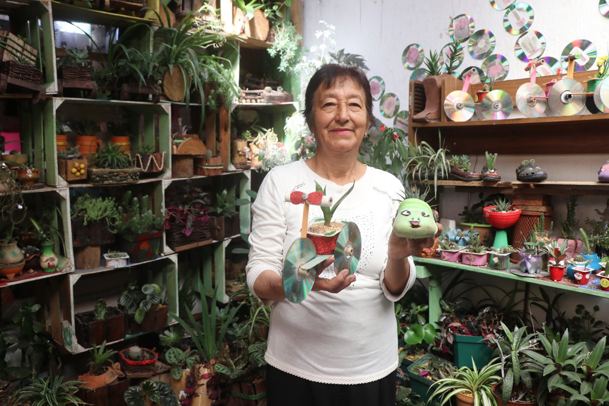 Leticia Barrios muestra las plantas ornamentales que han creado con materiales reciclables. (Foto Prensa Libre: Whitmer Barrera)