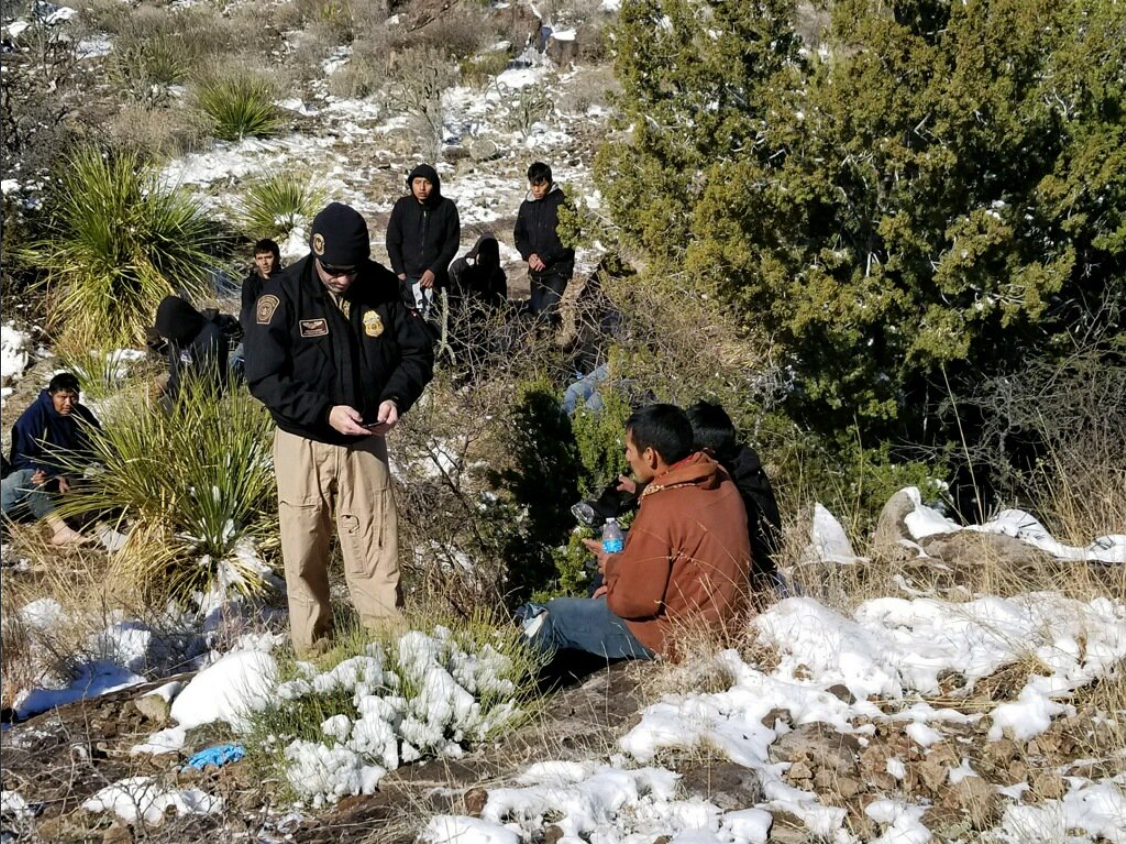 Agentes de la Patrulla Fronteriza y otras agencias de EE. UU. asisten al grupo de migrantes que llevaba una semana perdido en el desierto.  (Prensa Libre: Border Patrol)