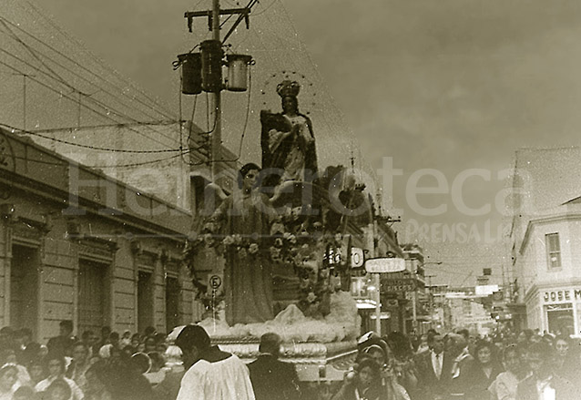 Rezado de la Virgen de Concepción de San Francisco en la década de los años 50. (Foto: Hemeroteca PL)