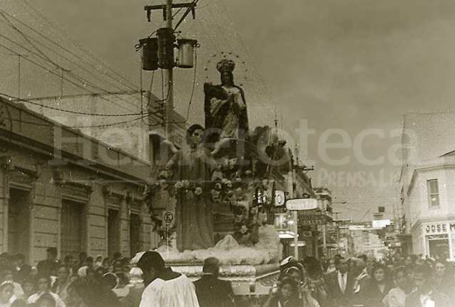 Rezado de la Virgen de Concepción de San Francisco en la década de los años 50. (Foto: Hemeroteca PL)