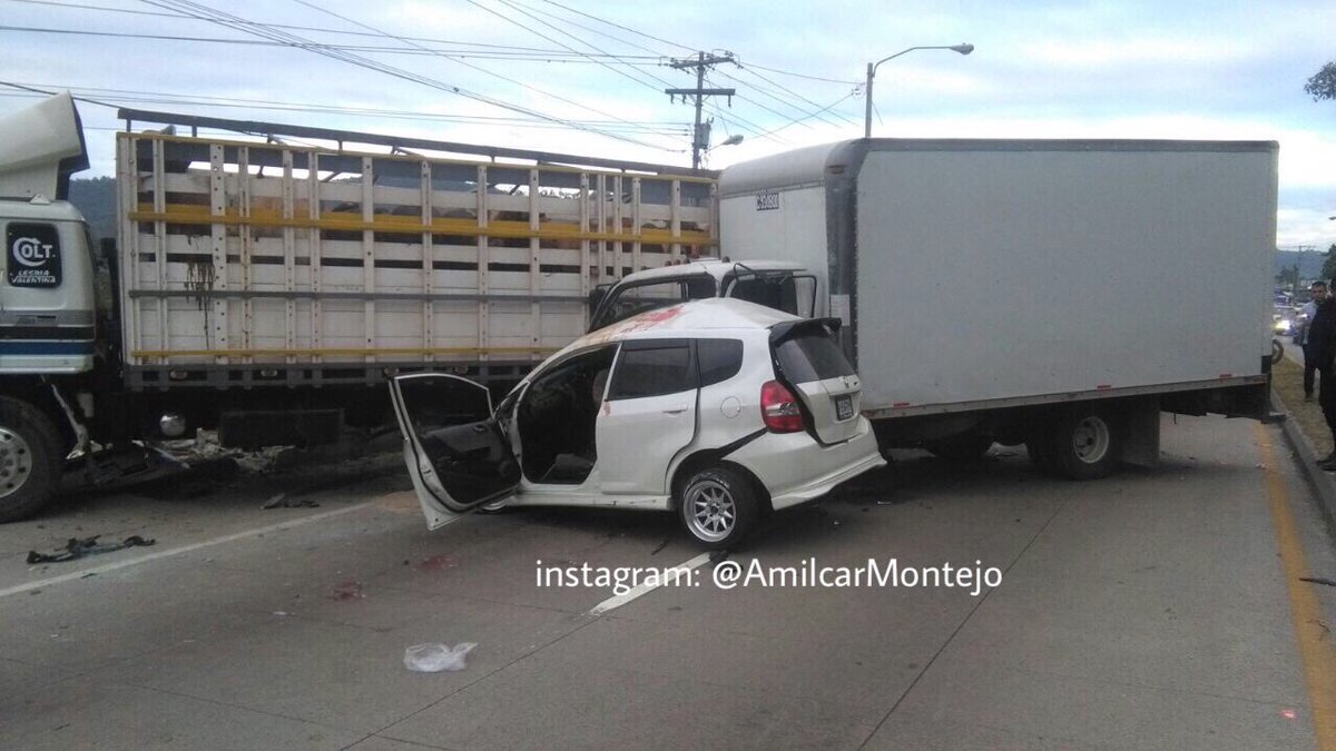 El choque entre un camión y un vehículo, en el kilómetro 17 de la ruta al Atlántico, dejó dos jóvenes muertos  (Foto Prensa Libre: Amílcar Montejo)