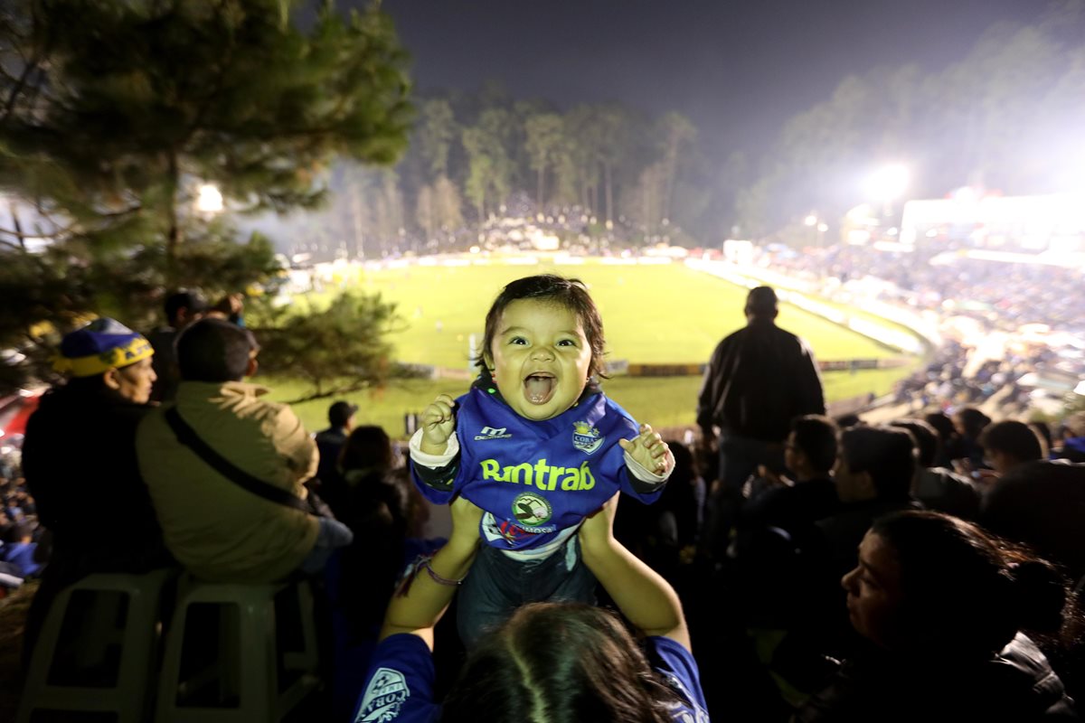 La pequeña Jimena Aracely Pop Soto asistió con su familia para dar su apoyo a los cobaneros. (Foto Prensa Libre: Edwin Fajardo)
