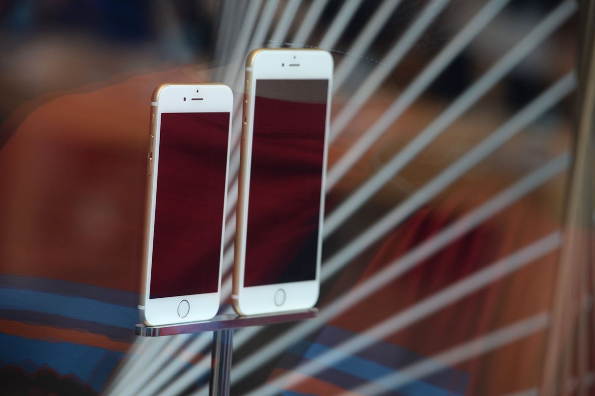 El iPhone 6 y iPhone 6 plus, durante su presentación en 2014. Ambos modelos han sido afectados por las actualizaciones de Apple (Foto Prensa Libre: AFP).