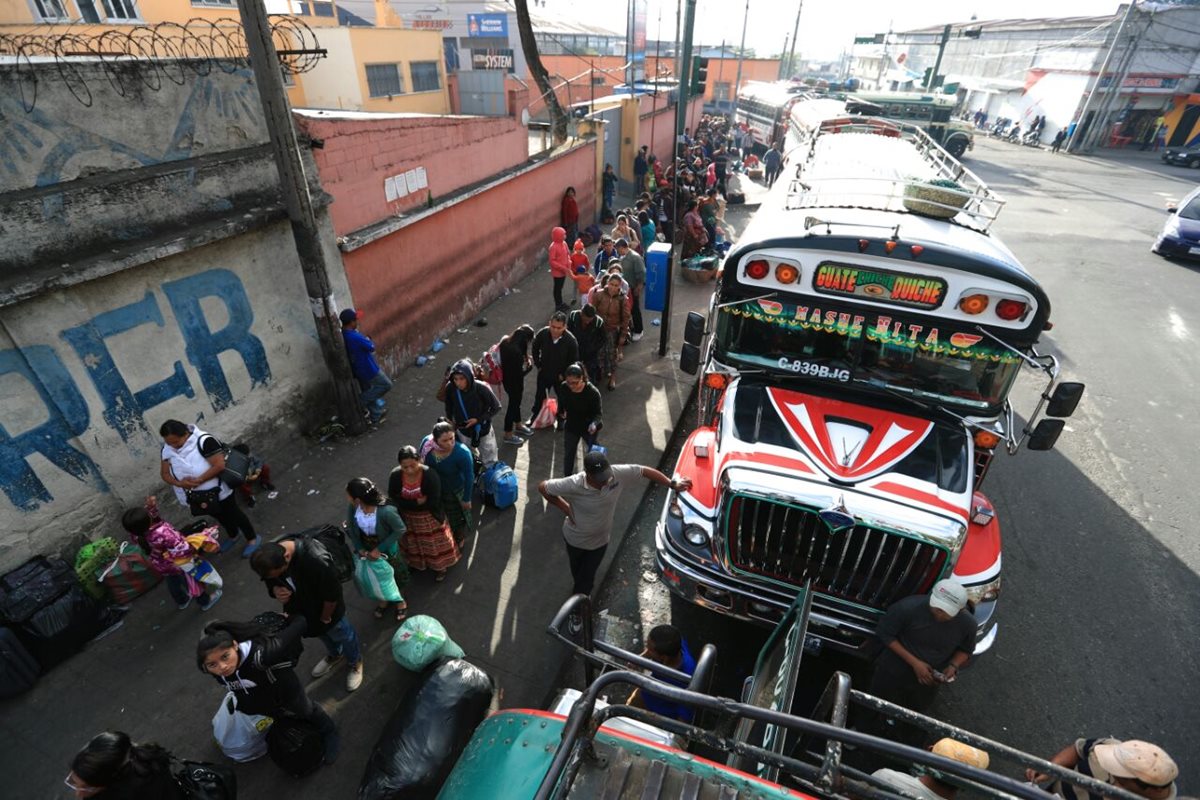 Centenares de personas salieron desde esta mañana de la capital. (Foto Prensa Libre: Carlos Hernández)
