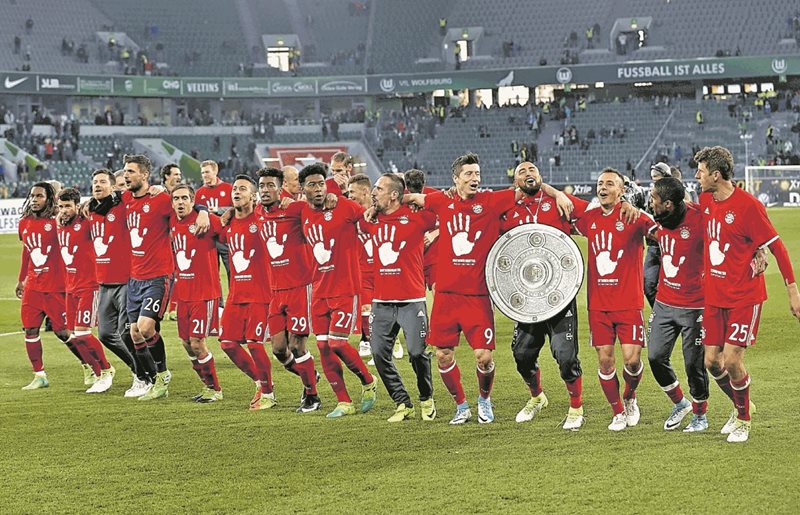 El Bayern festejó el pentacampeonato en la Bundesliga en abril de 2017, luego de ganarle al Wolfsburgo. (Foto Prensa Libre: AFP)