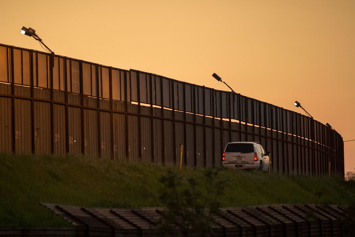 Una patrulla fronteriza vigila en San Ysidro, California. (Foto Prensa Libre: AFP)
