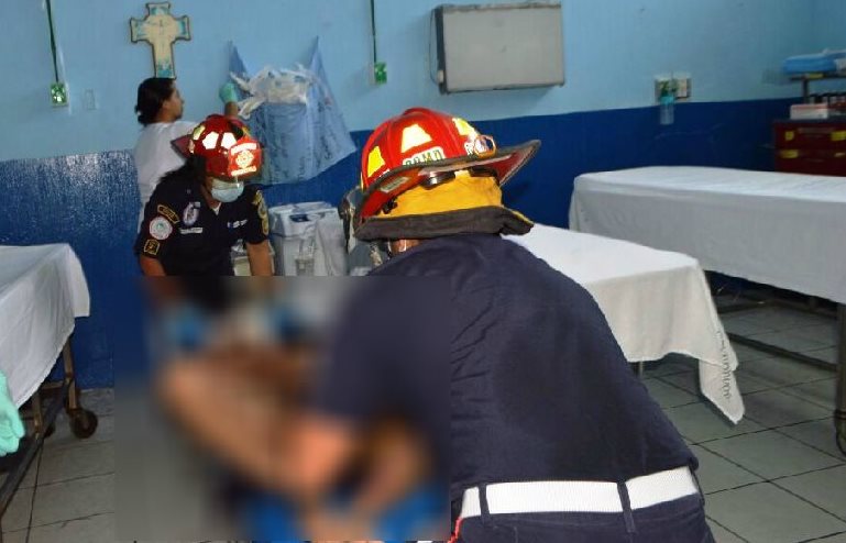 El presunto ladrón fue trasladado al hospital, pero falleció debido a las quemaduras de tercer grado. (Foto Prensa Libre: Mario Morales)