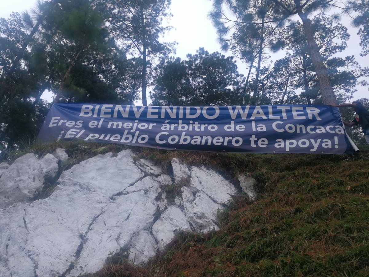 Wálter López ha recibido el apoyo de los aficionados cobaneros. (Foto Prensa Libre: Edwin Fajardo)