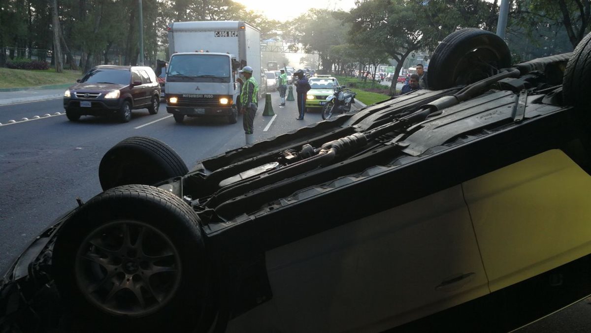 Autoridades de Tránsito coordinan el retiro de un vehículo que volcó en la calzada Roosevelt, rumbo a occidente. (Foto Prensa Libre: Érick Ávila)