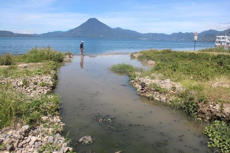 Los sololatecos están ahogando al lago con deshechos, aseguran expertos. (Foto Prensa Libre: Hemeroteca)