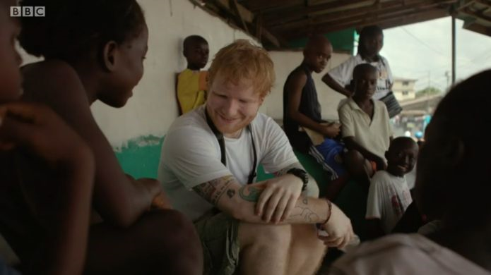 El polémico (y exitoso) video del cantante británico Ed Sheeran que le valió acusaciones de fomentar el “turismo de pobreza”