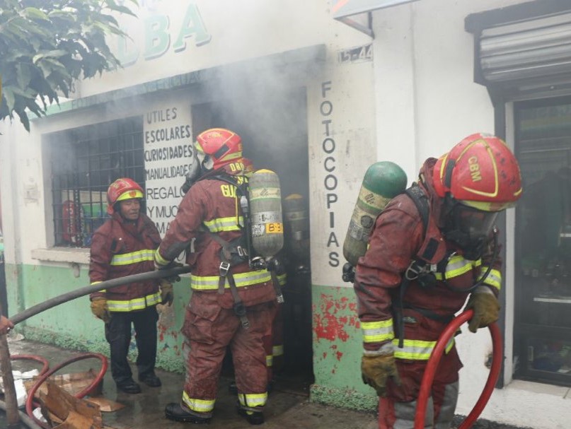 Unos 30 Bomberos Municipales trabajaron para sofocar el incendio de locales comerciales en la zona 5. (Foto, Prensa Libre: Twitter de Bomberos Municipales).