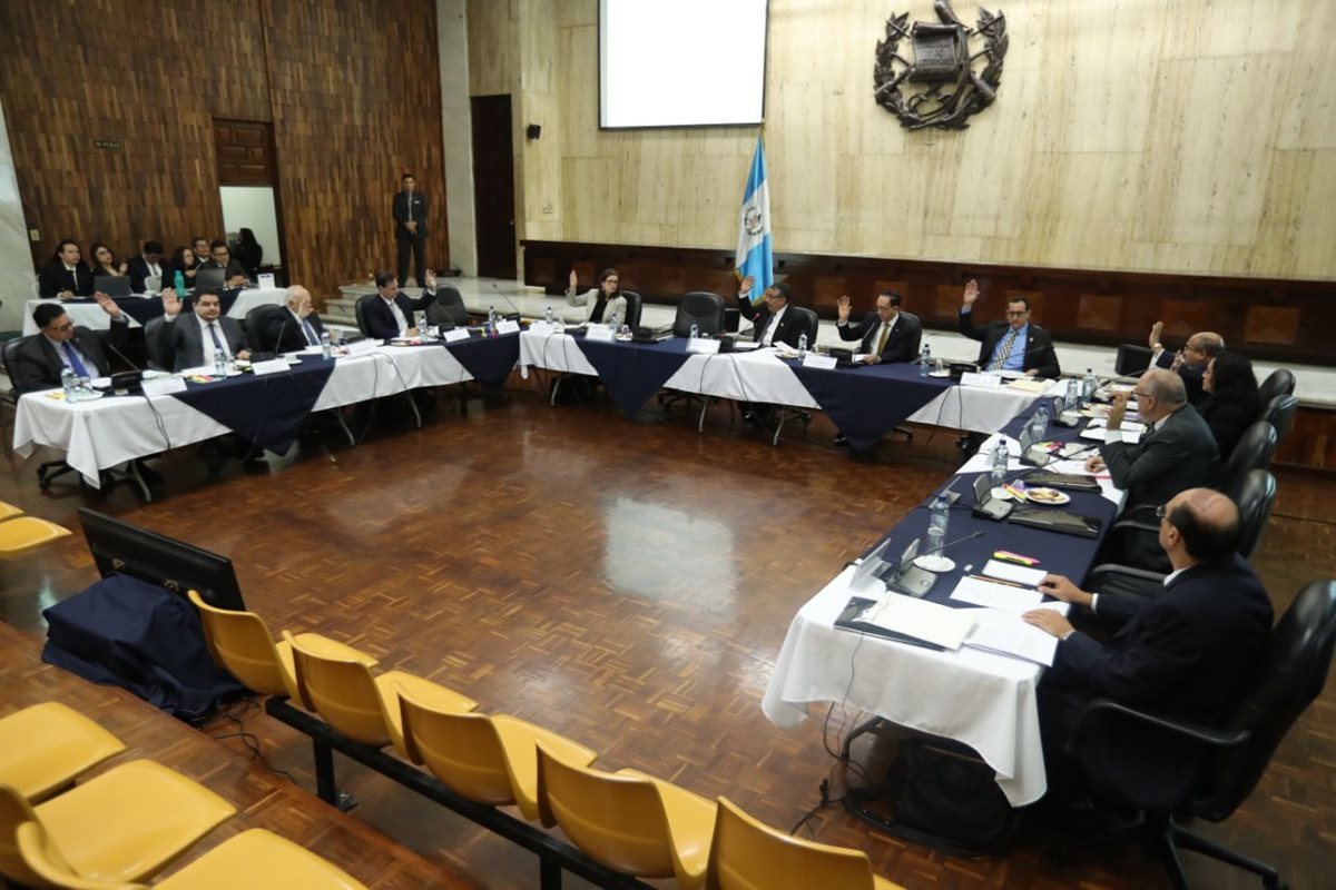 La Comisión de Postulación para elección de fiscal general del Ministerio Público nombró al secretario y la secretaria suplente. (Foto Prensa Libre: Esbin García)