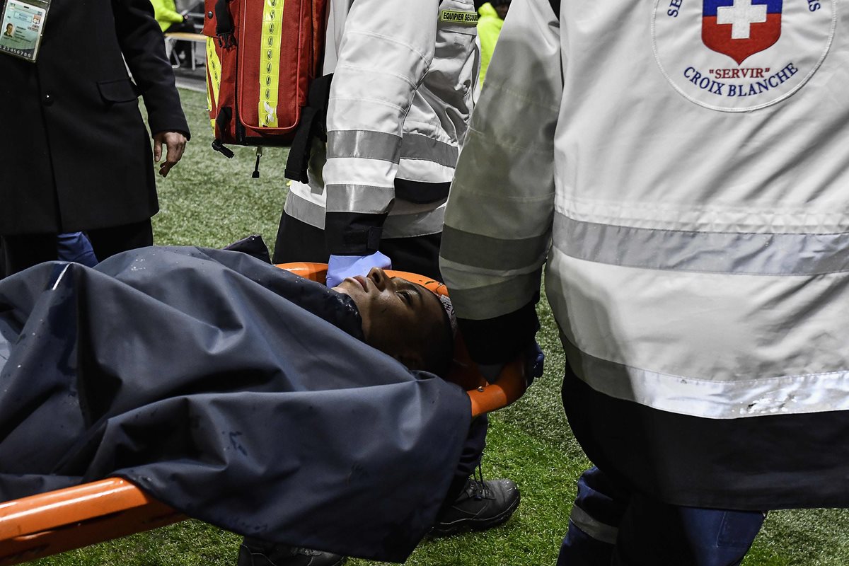 La situación de Mbappé preocupó a todos en el estadio y el goleador francés tuvo que ser sacado en camilla. (Foto Prensa Libre: AFP)