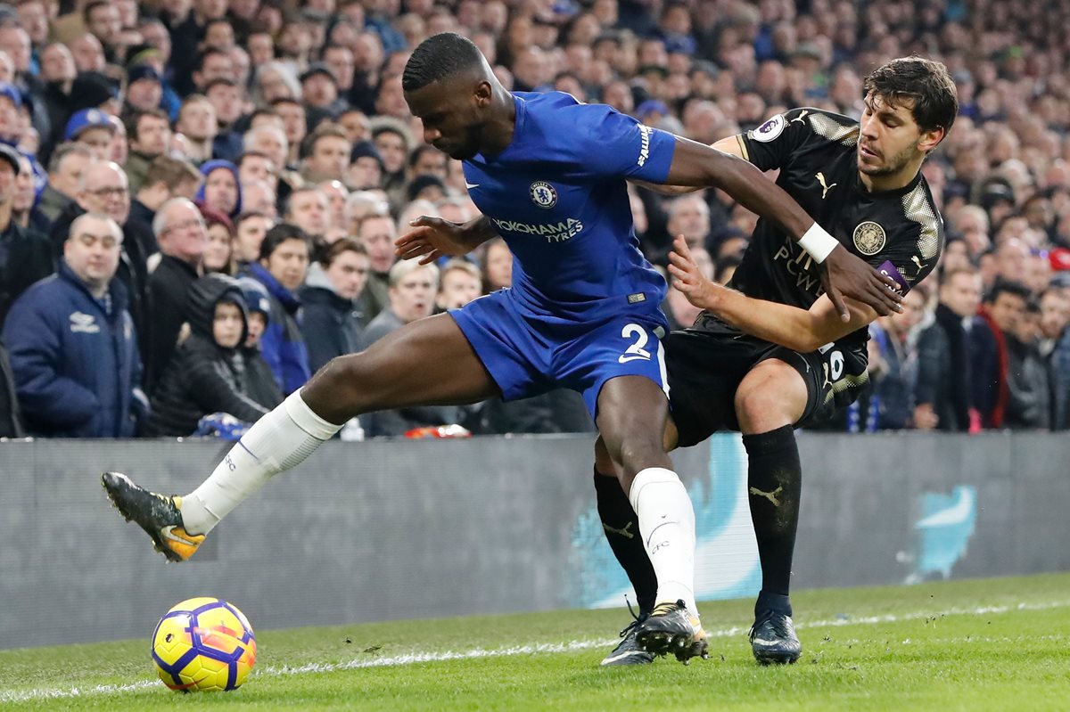 El Chelsea sigue sufriendo para conseguir triunfos y este sábado volvió a dejar puntos. (Foto Prensa Libre: AFP)