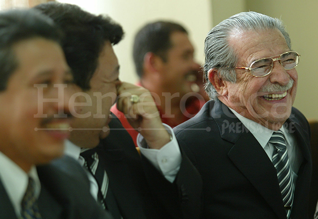 Efraín Ríos Montt sonríe durante la audiencia de apertura a juicio del Caso Negro el 30 de enero de 2006. (Foto: Hemeroteca PL)