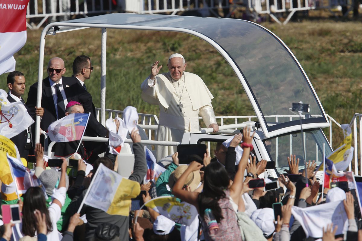 El papa Francisco saluda a las miles de personas que llegaron para recibirlo en la región de La Araucanía. (Foto Prensa Libre: EFE)