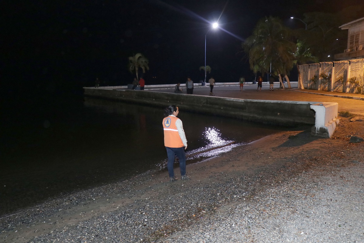 Delgados de Conred verificaron retroceso de al menos 2 metros del mar en el área del malecón de Puerto Barrios, Izabal. (Foto Prensa Libre: Dony Stewart)