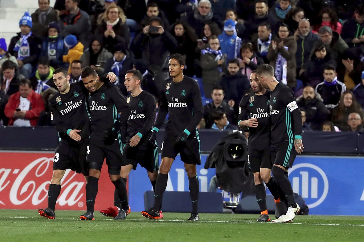 Los jugadores del Real Madrid celebran el gol de Casemiro en su encuentro contra el Leganés. (Foto Prensa Libre: EFE)