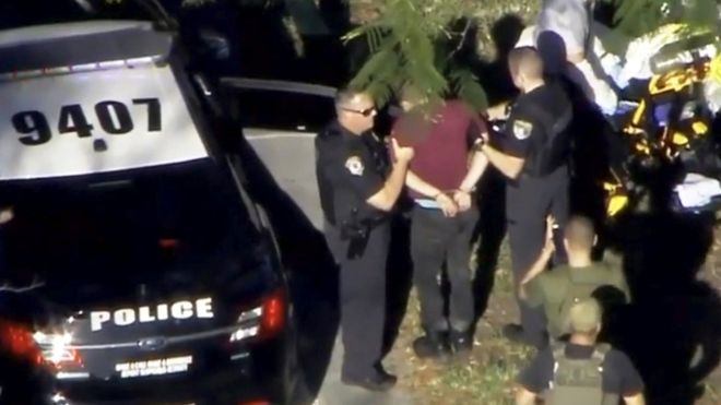 Un tiroteo en el interior de la escuela secundaria Stoneman Douglas, en Florida (EE.UU.) dejó al menos 17 muertos la tarde del miércoles. El atacante, un exestudiante de 19 años identificado como Nikolas Cruz, fue detenido por la policía en las inmediaciones del lugar. REUTERS