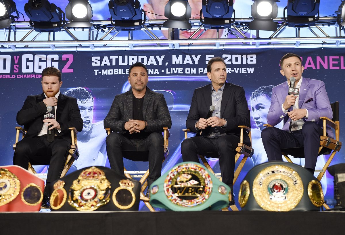 Óscar de la Hoya (segundo de izquierda a derecha) anunció la semana anterior que la pelea entre Álvarez y Golovkin se realizaría en Las Vegas. (Foto Prensa Libre: AFP)