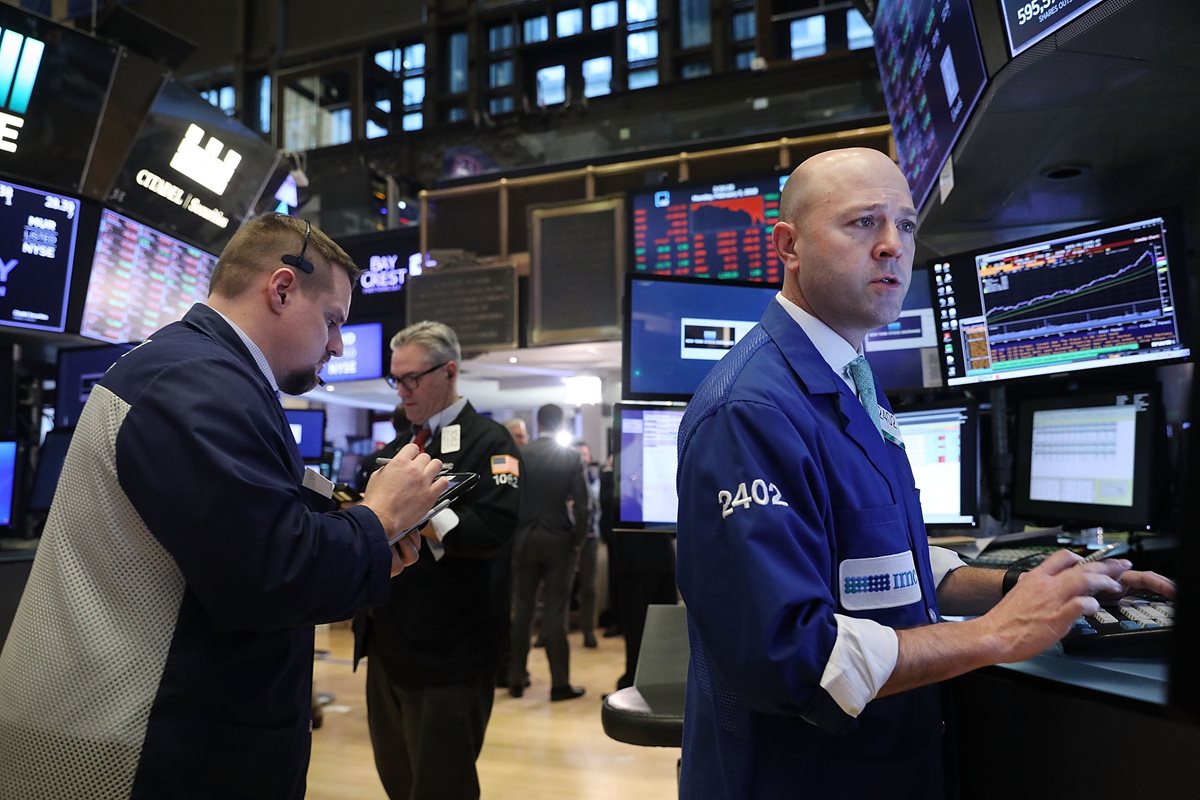 el Dow Jones perdía más de mil puntos o 4.20% antes de su cierre. (Foto Prensa Libre: AFP)