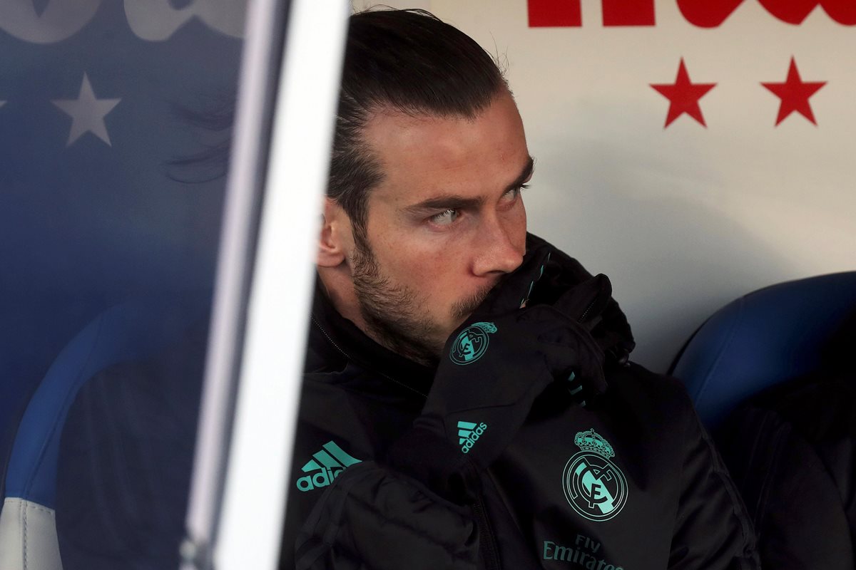 Gareth Bale ha iniciado los últimos encuentros con el Real Madrid en la banca y los rumores de su salida del club son cada vez más fuertes. (Foto Prensa Libre: EFE)