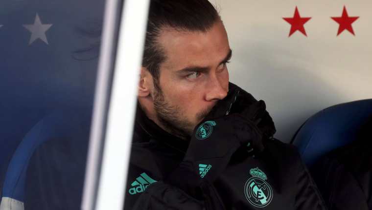 Gareth Bale ha iniciado los últimos encuentros con el Real Madrid en la banca y los rumores de su salida del club son cada vez más fuertes. (Foto Prensa Libre: EFE)