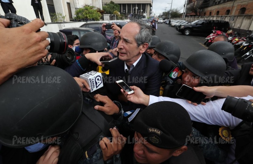 Varios medios de comunicación internacionales informaron acerca de la captura del expresidente Álvaro Colom por caso Transurbano. (Foto Prensa Libre: Paulo Raquec)