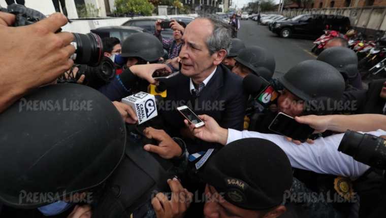 Varios medios de comunicación internacionales informaron acerca de la captura del expresidente Álvaro Colom por caso Transurbano. (Foto Prensa Libre: Paulo Raquec)
