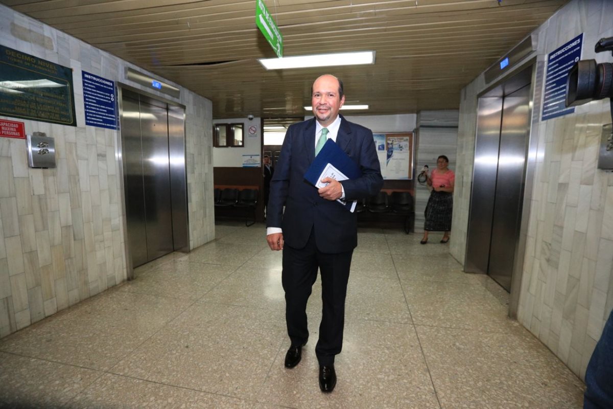 El diputado Orlando Blanco presentó sus pruebas de descargo para evitar que se levanté la inmunidad, por señalamientos de financiamiento electoral ilícito. (Foto Prensa Libre: Carlos Hernández Ovalle)