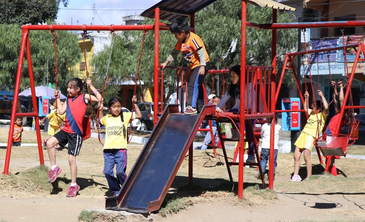 Niños se divierten en los juegos que restauraron vecinos con el apoyo del migrante. (Foto Prensa Libre: María José Longo)